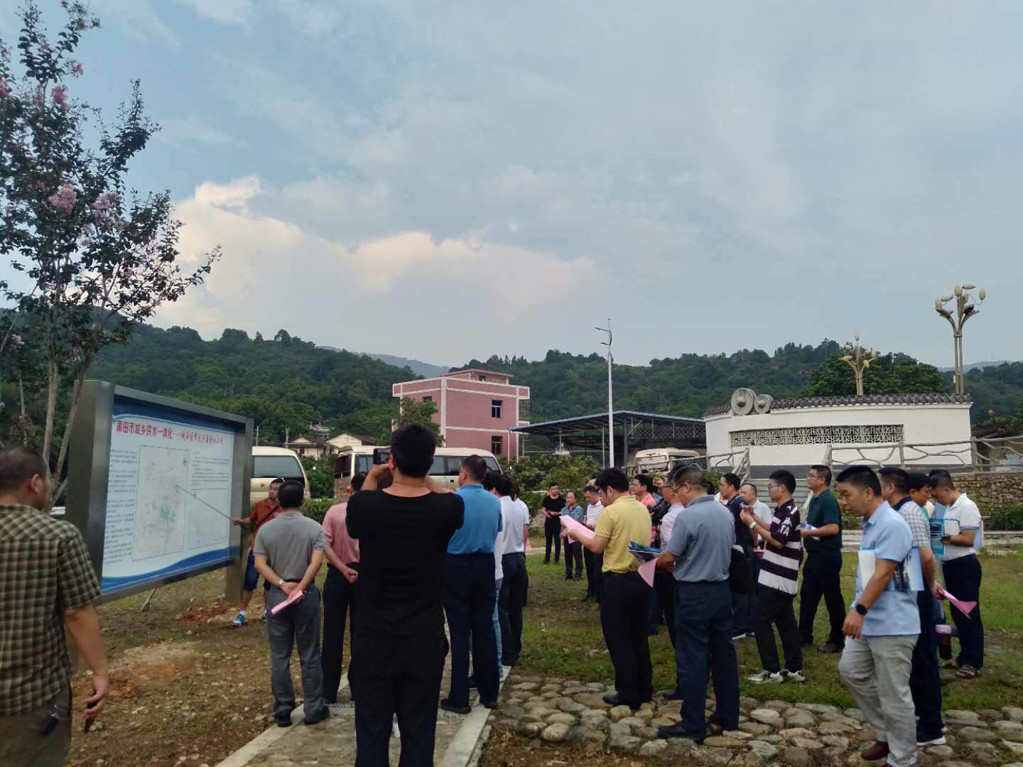 9月2日由福建省水利厅组织的技术研讨会，参观我司生产的《莆田市常太镇东太村陶瓷膜一体化净水设备》，先进的技术获各地水利领导赞许！