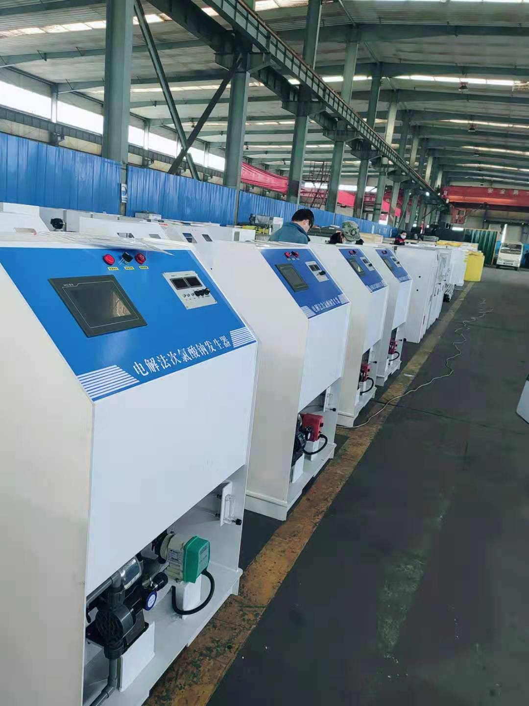 杜总亲自走访考察测试设备各部件的质量，做好水处理设备就是要精益求精！